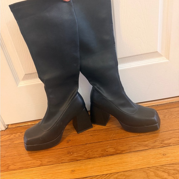 Elegant Black Women's Boots - Picture 4 of 6
